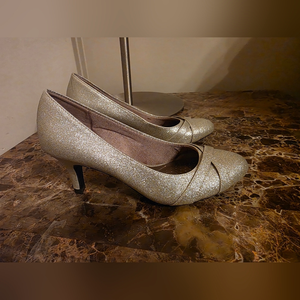 LifeStride - Peace - Elegant Silver Glitter Heels.  Sz 8M